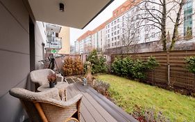 Kierbedzia 6 - Bezplatny Podziemny Parking - Free Parking - Piekny Ogrodek Z Tarasem - 2Km Lazienki Krolewskie - Wifi - Smart Tv 50 Cali - Good Apartments