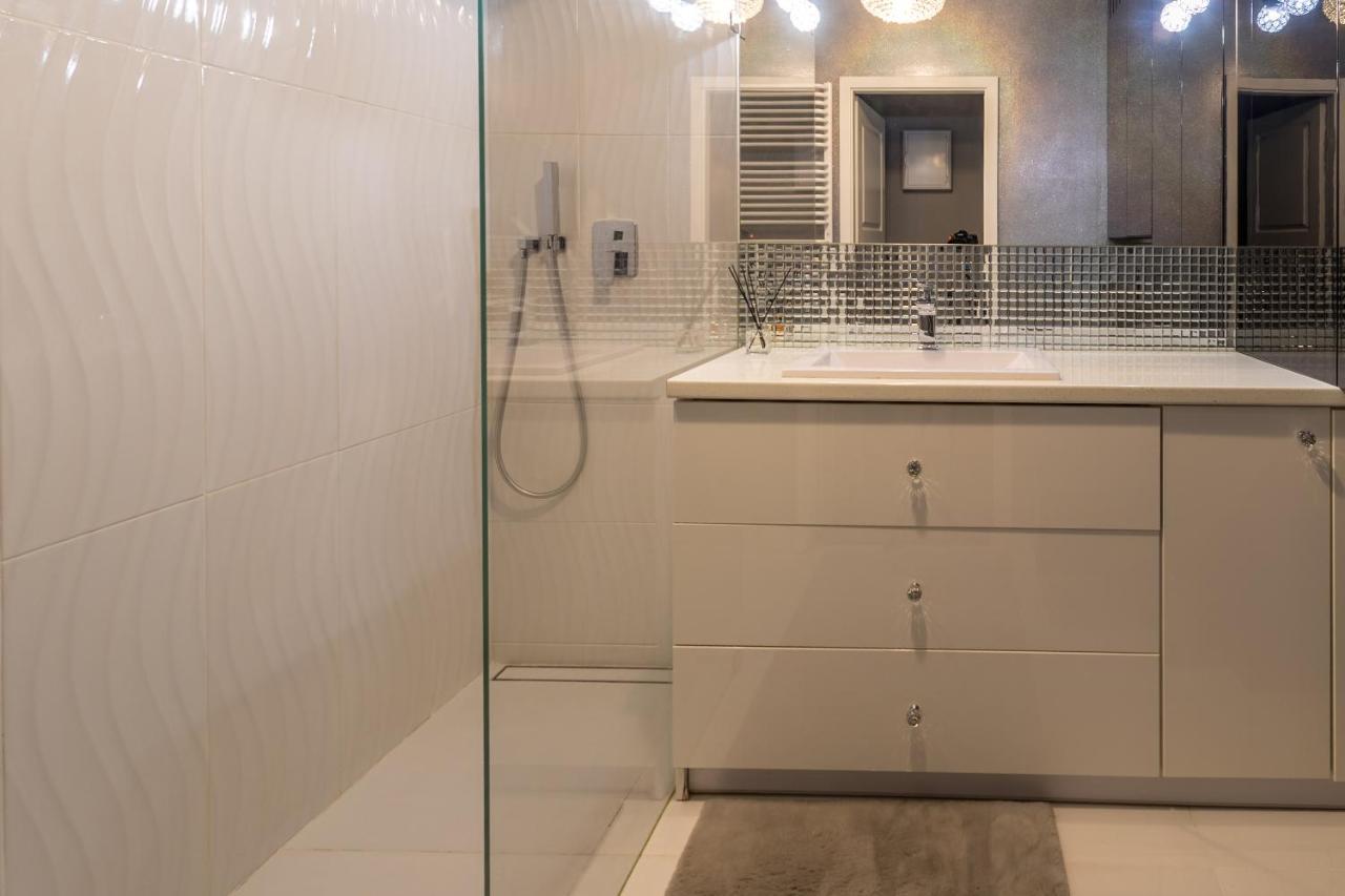 Kierbedzia 6 - Bezplatny Podziemny Parking - Free Parking - Piekny Ogrodek Z Tarasem - 2Km Lazienki Krolewskie - Wifi - Smart Tv 50 Cali - Good Apartments Warschau Buitenkant foto